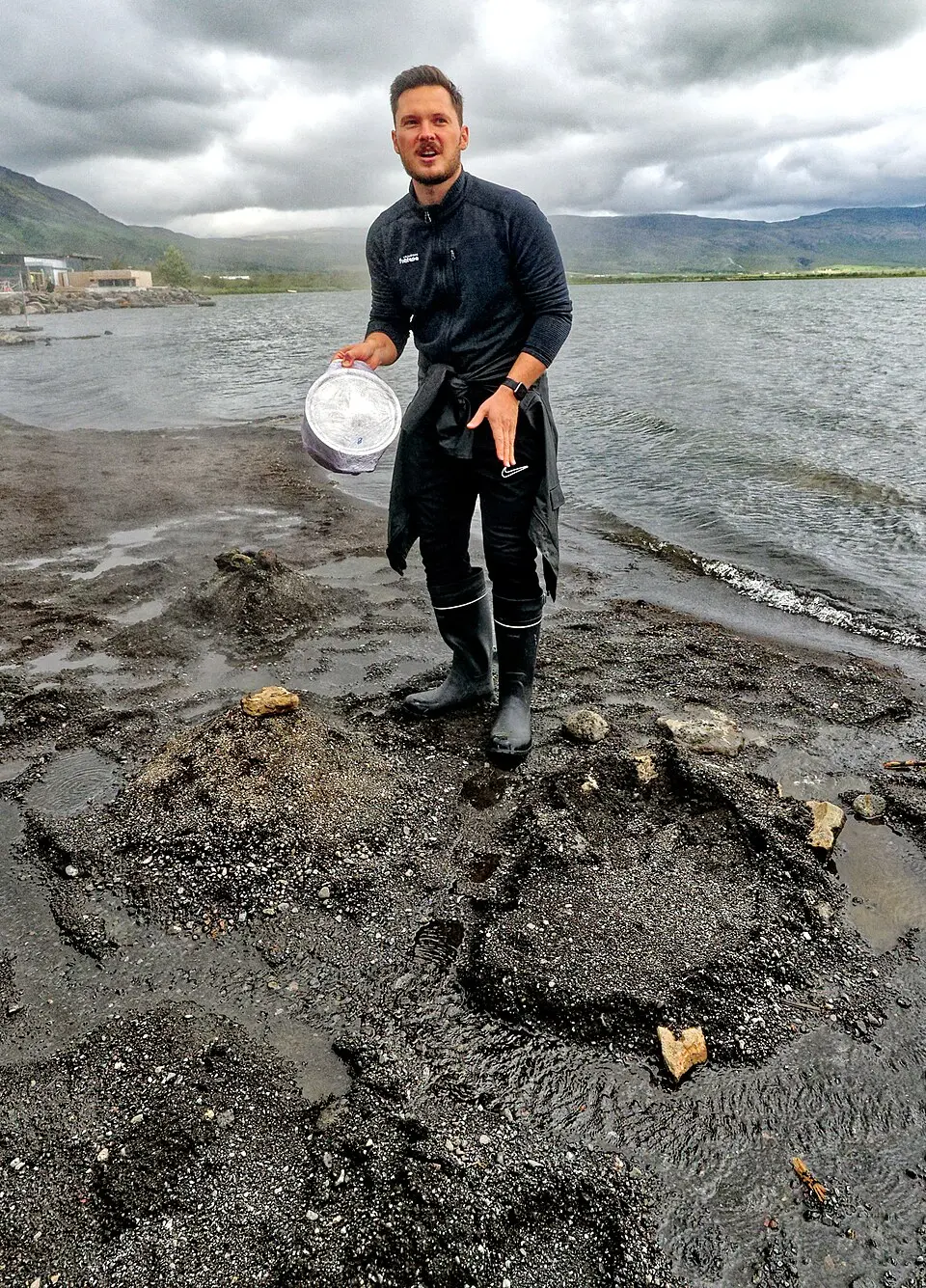 Geothermal rye bread demonstration at Laugarvatn Fontana